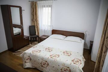 Фото номера Номер с кроватью размера «king-size» и балконом Фермерские дома Pensiunea Lucian г. Bălţaţi 3